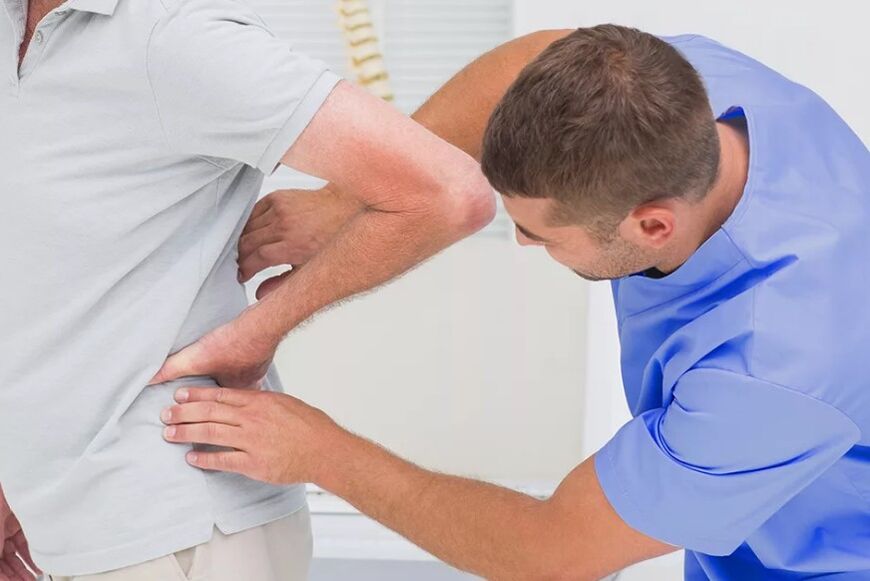 E Patient mat nidderegen Réck Schmerz bei enger diagnostescher Ënnersichung vun engem Dokter